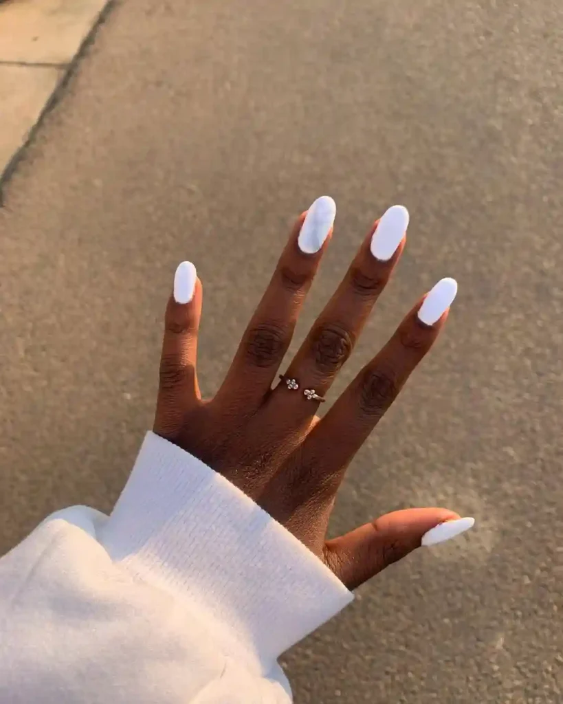 Clean White Oval Nails That Always Work